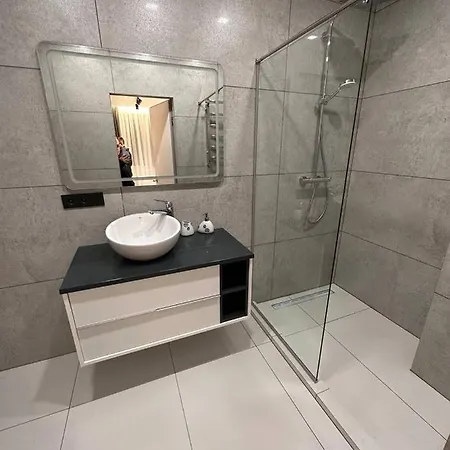 в центрі львова, біля форуму, вул. замарстинівська 34 *